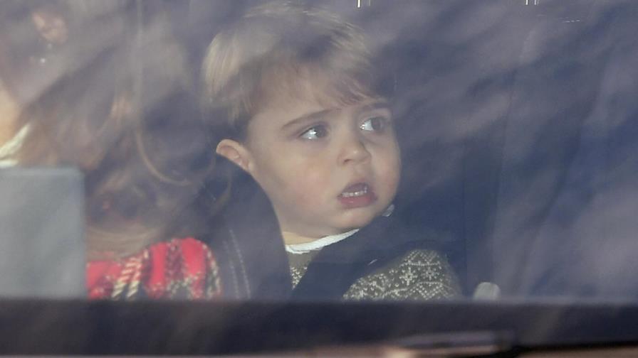 Reina Isabel II va a la iglesia; Felipe sigue en el hospital