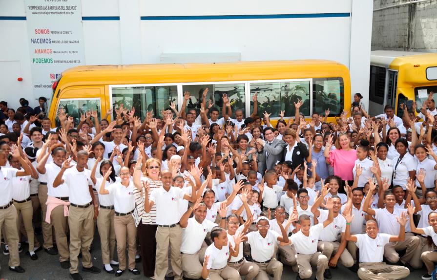Escuela Nacional para Sordos recibe autobús sus estudiantes
