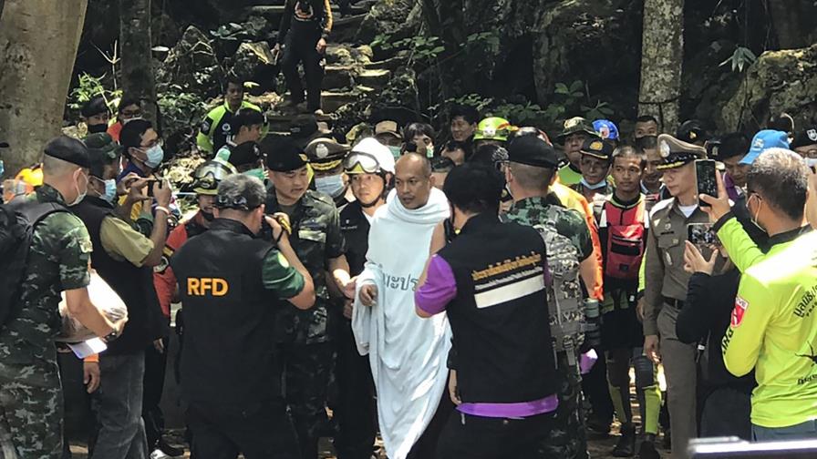 Tailandia: rescatan monje budista atrapado en cueva anegada