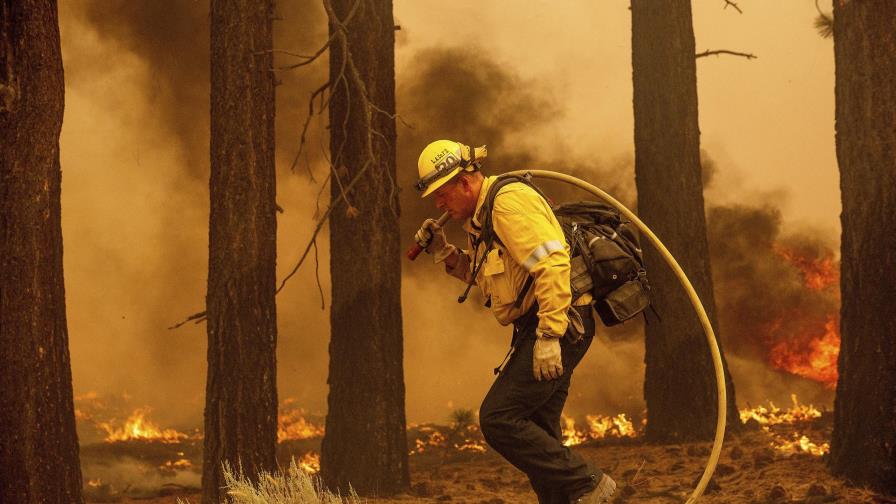 Fuertes vientos impulsan el incendio hacia el Lago Tahoe