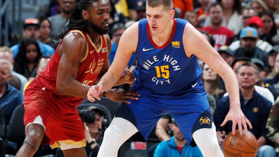 NBA-Resumen: Nuggets vencen 136-122 a los Rockets con 31 puntos de Jokic