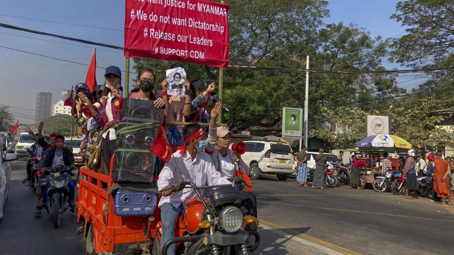 Líder de Myanmar pide unidad con ejército para la democracia