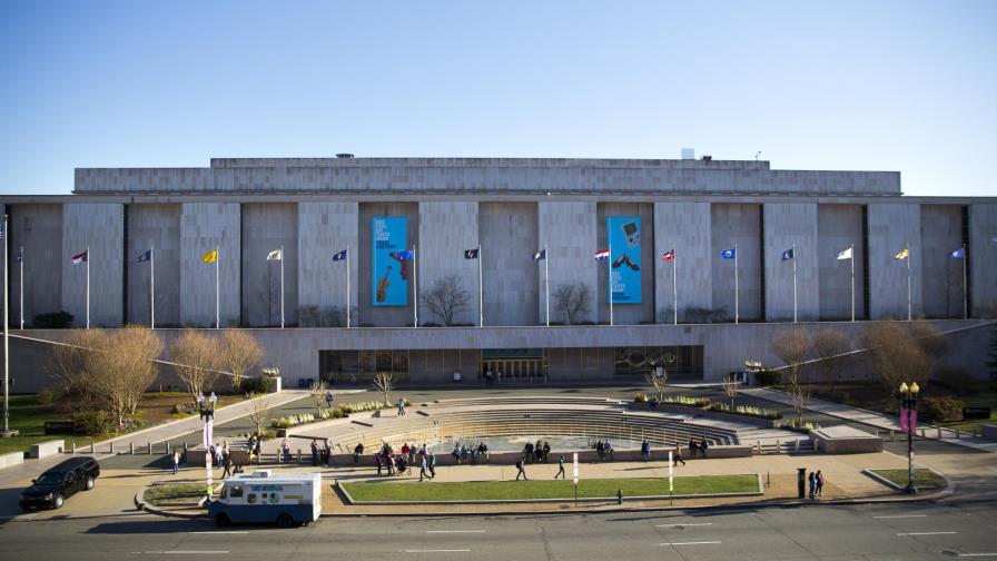 Museo del Smithsonian recibe frasco de primera vacuna COVID