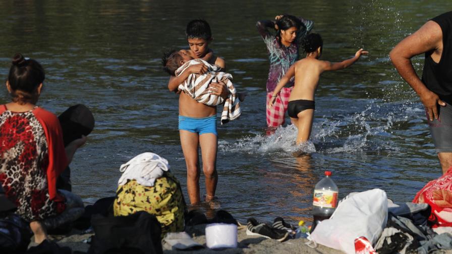 Migrantes sopesan opciones limitadas en frontera con México Migrantes sopesan opciones limitadas en frontera con México
