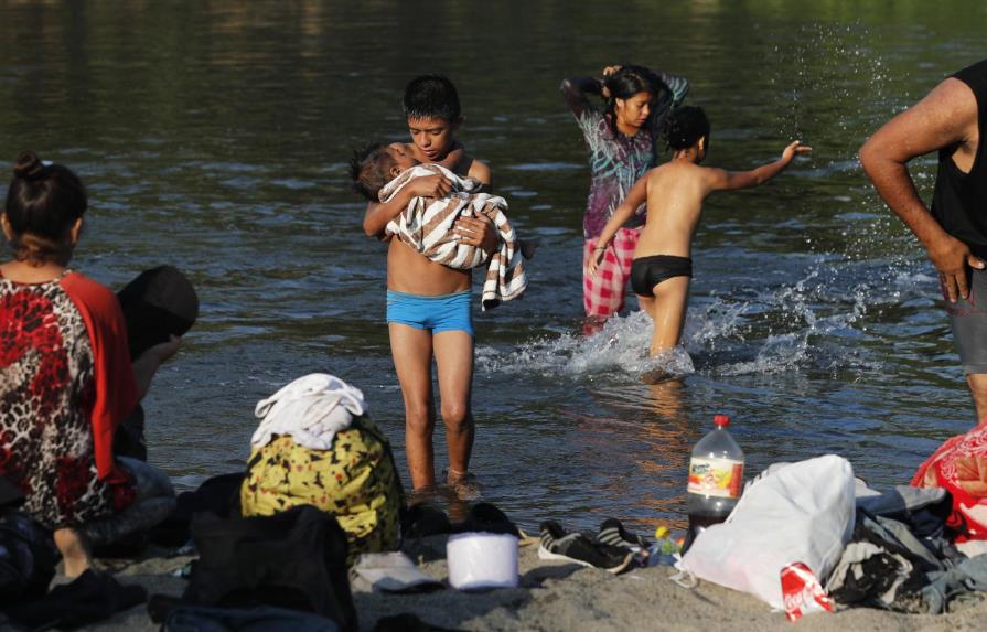 Migrantes sopesan opciones limitadas en frontera con México
