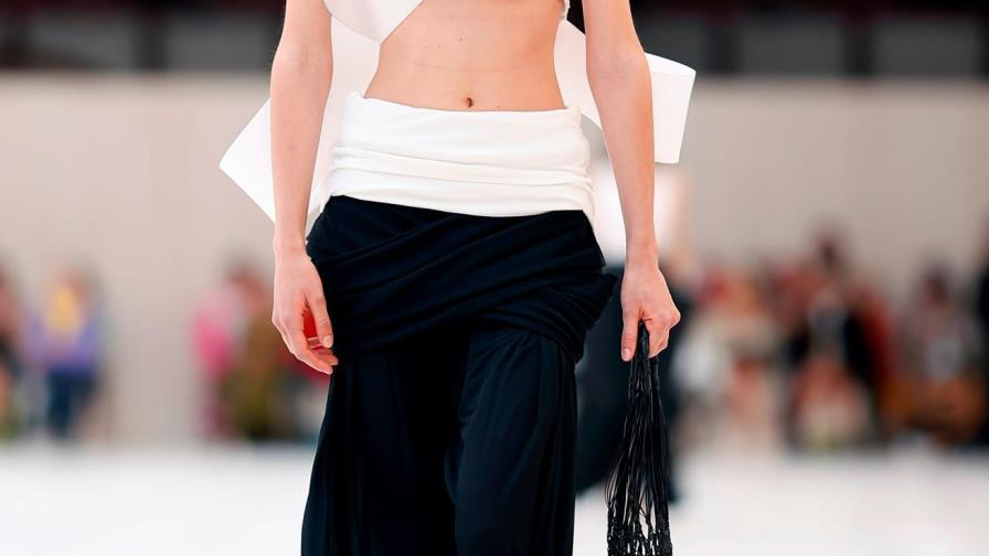 Loewe explora el surrealismo en París Fashion Week
