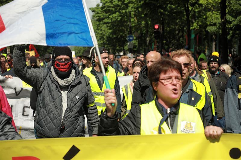 Los “chalecos amarillos” salen a la calle a desafiar a Macron y sus anuncios