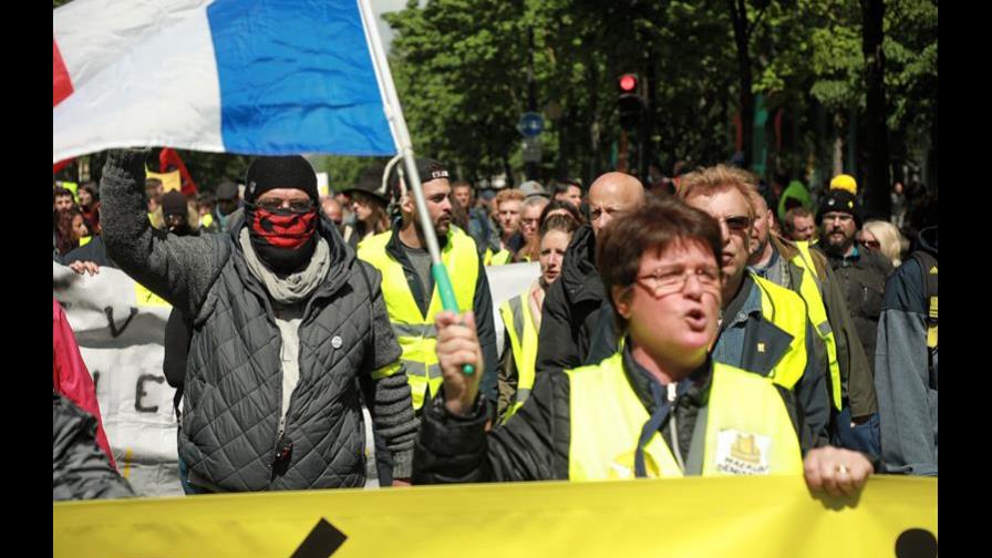 Los “chalecos amarillos” salen a la calle a desafiar a Macron y sus anuncios