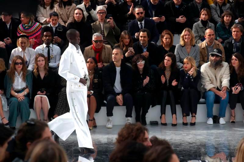 Los pantalones se llevaron anchos y abiertos con botones hasta la cadera.