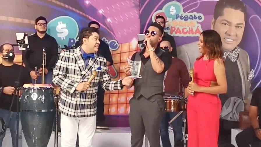 Charlie Cruz es reconocido como “Joven de oro” en “Pégate y Gana”