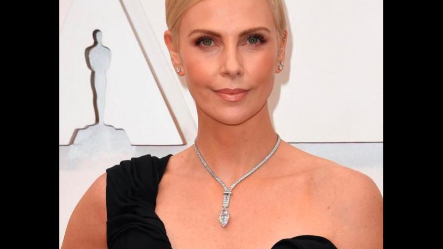Charlize Theron lució un collar de 5 millones de dólares en los Óscar Charlize Theron lució un collar de 5 millones de dólares en los Óscar