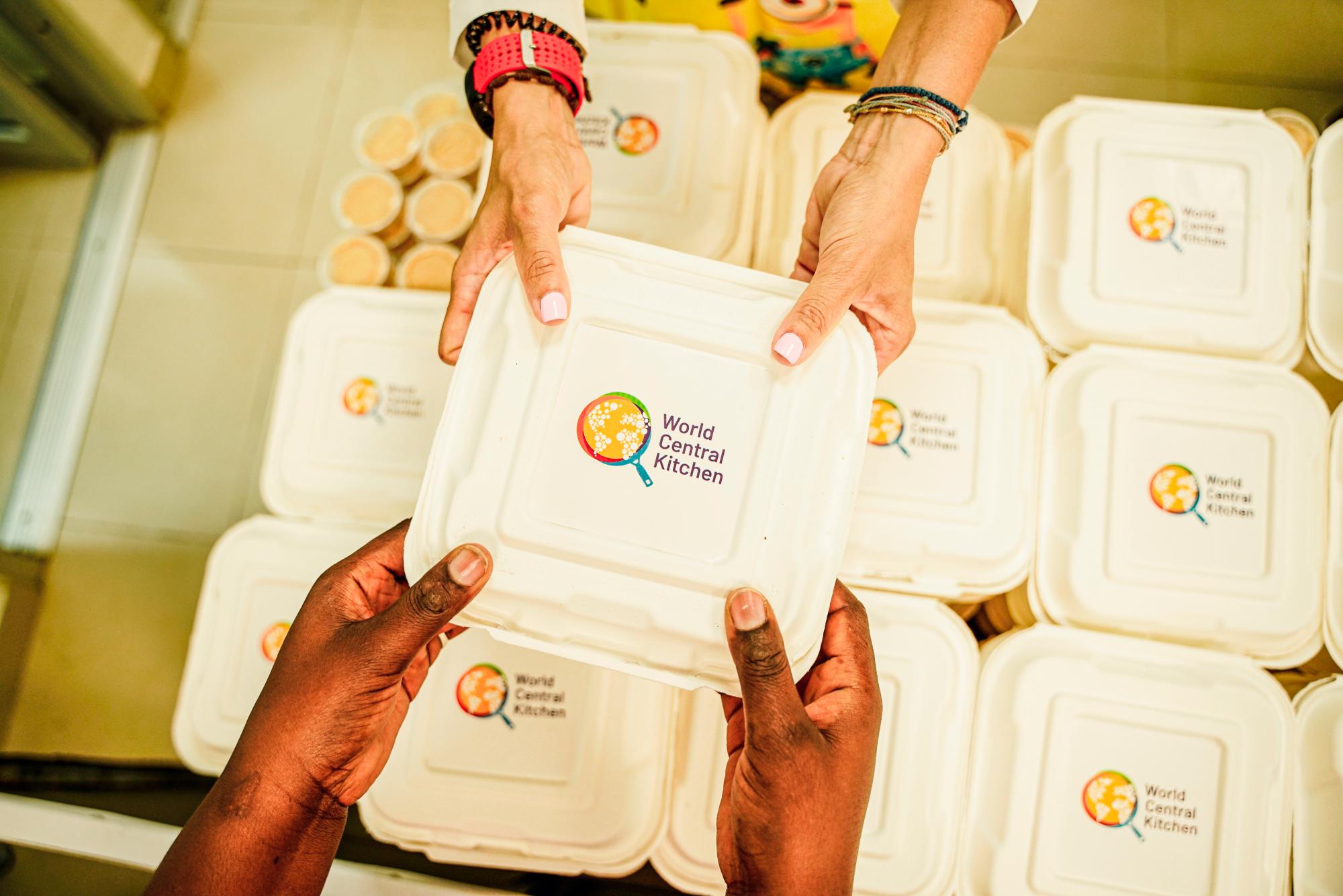 WCK inició su primera fase de distribución de comida a principios de junio, llevando casi 10 mil raciones de alimentos a dominicanos. 