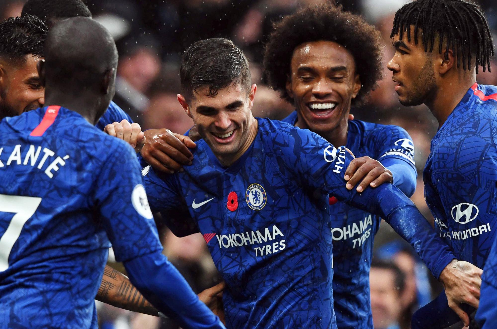 Christian Pulisic festeja tras anotar el segundo gol de Chelsea en el partido ante Crystal Palace por la Liga Premier inglesa, el sábado 9 de noviembre de 2019. (EFE/Neil Hall)
