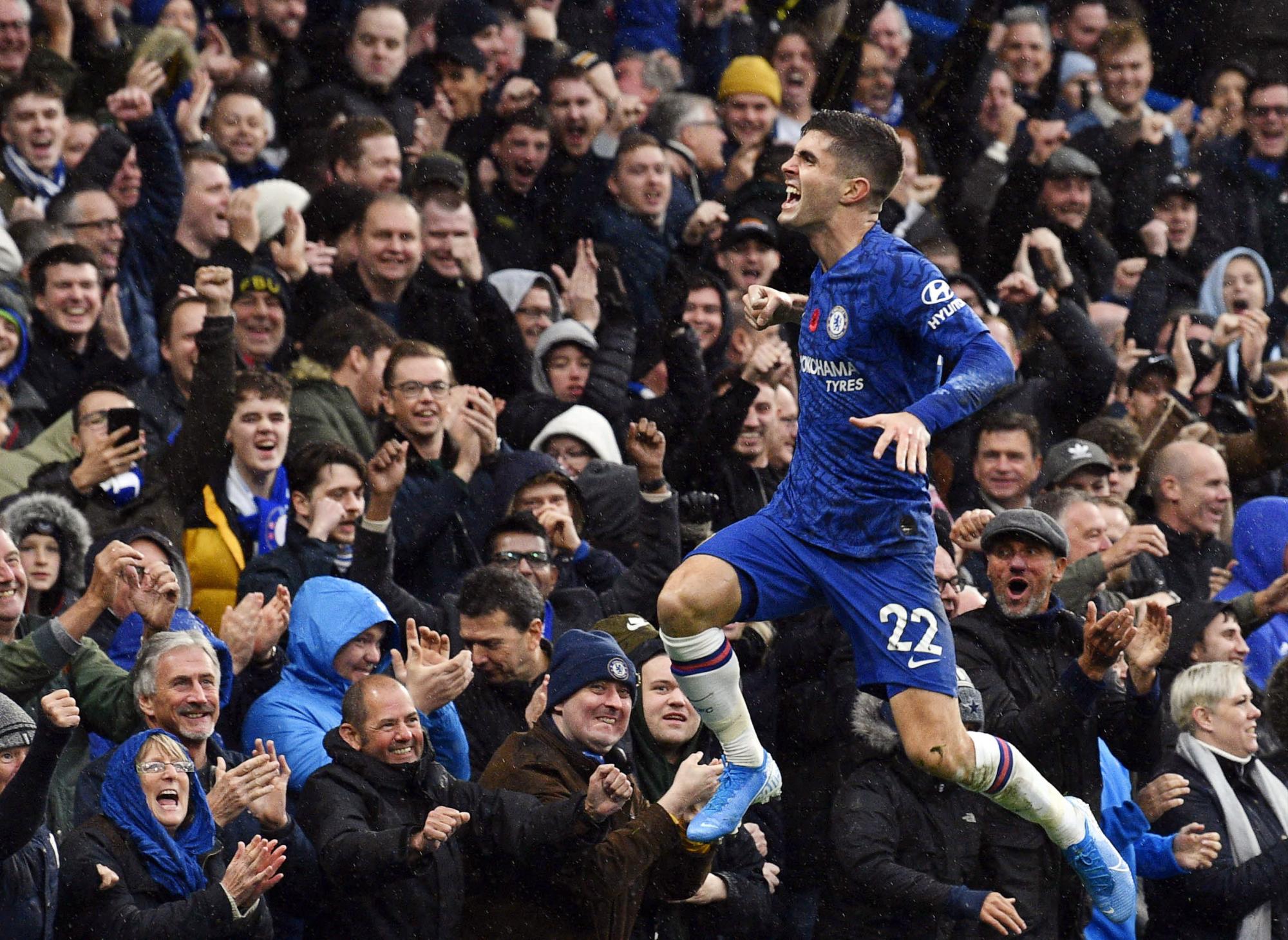 Christian Pulisic festeja tras anotar el segundo gol de Chelsea en el partido ante Crystal Palace por la Liga Premier inglesa, el sábado 9 de noviembre de 2019. (EFE/Neil Hall)
