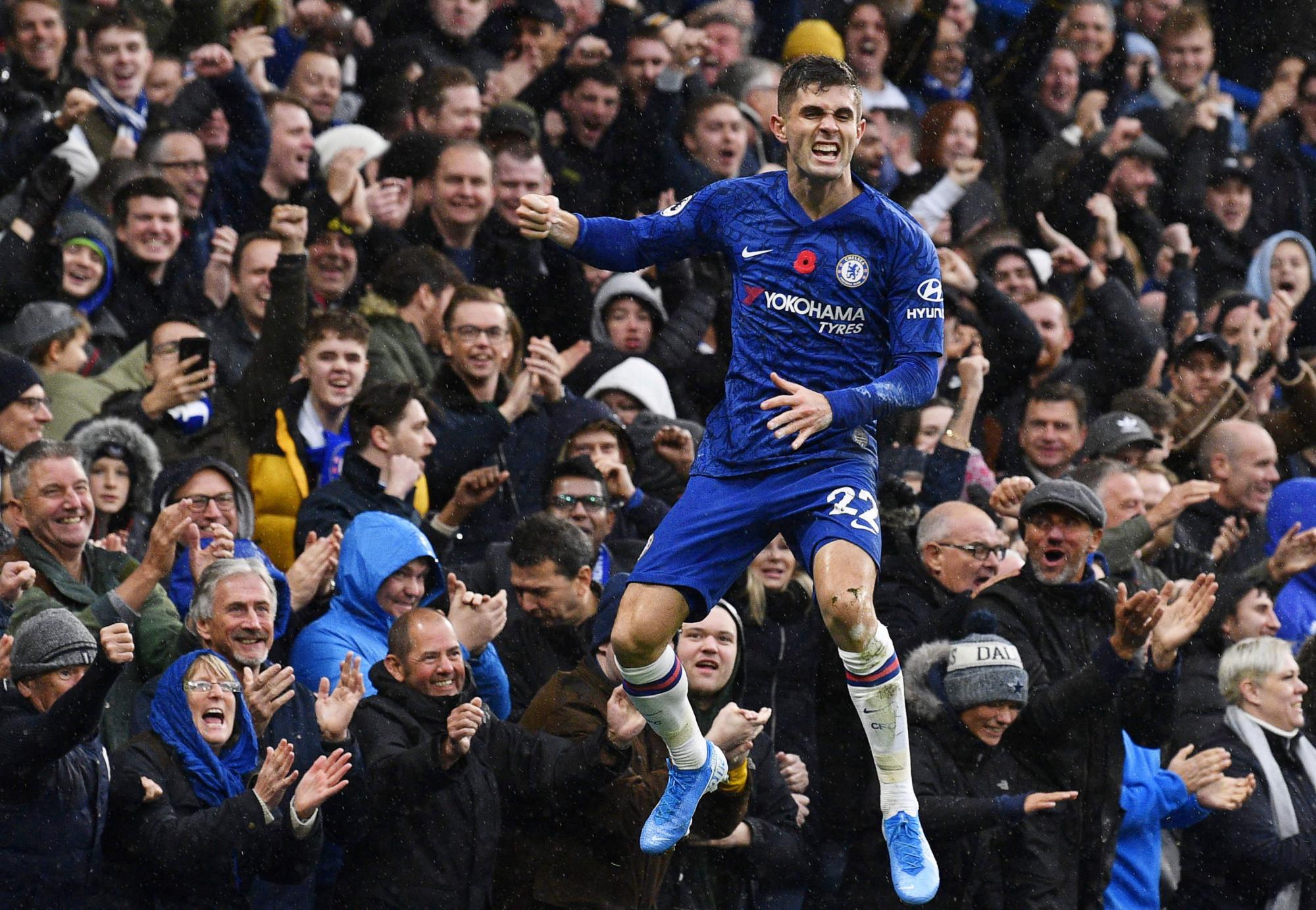 Christian Pulisic festeja tras anotar el segundo gol de Chelsea en el partido ante Crystal Palace por la Liga Premier inglesa, el sábado 9 de noviembre de 2019.(EFE/Neil Hall)