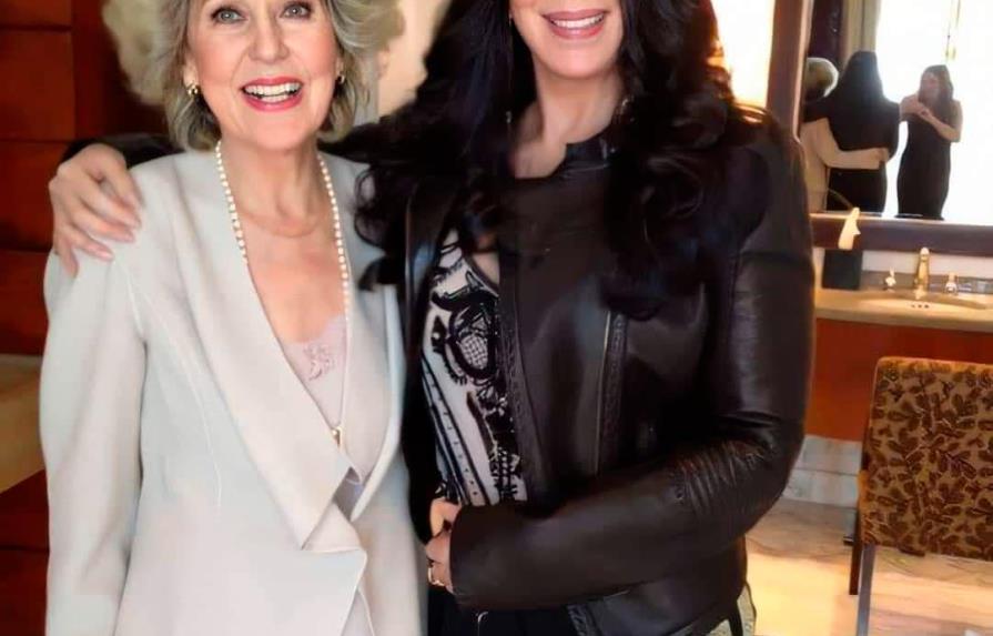 Se vuelve viral foto de Cher de 74 años con su madre de 94 luciendo de menos edad