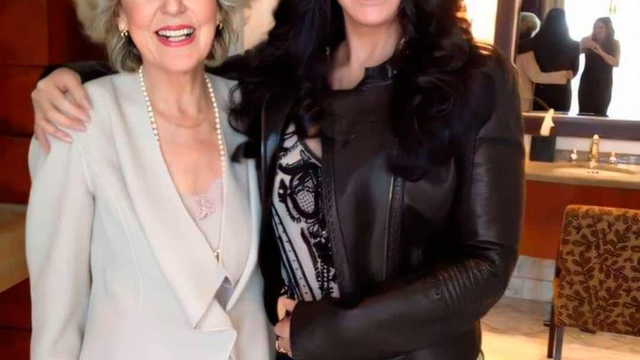 Se vuelve viral foto de Cher de 74 años con su madre de 94 luciendo de menos edad