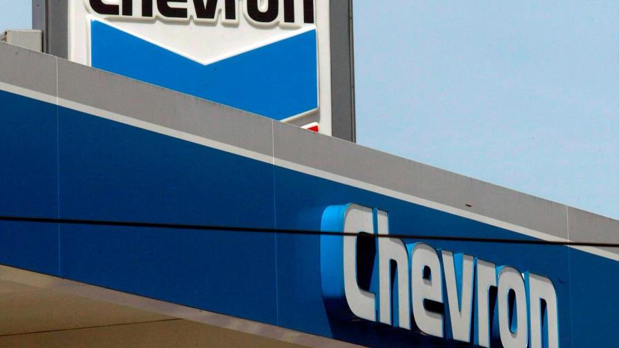 Chevron gana un 36 % más pero advierte de daños por los precios del crudo