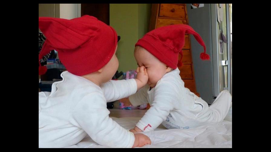 Pareja devuelve a sus mellizos adoptados al enterarse de que tendrán un bebé