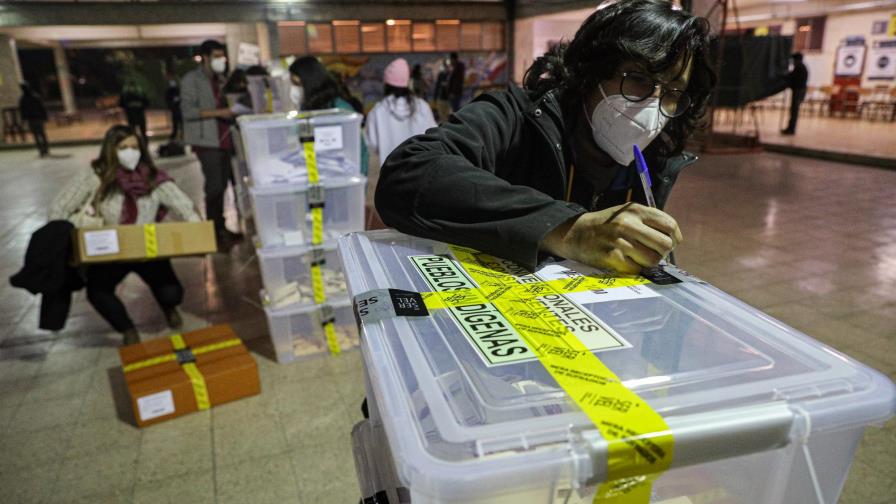 Chilenos votan en históricos comicios que definirán un nuevo modelo de país