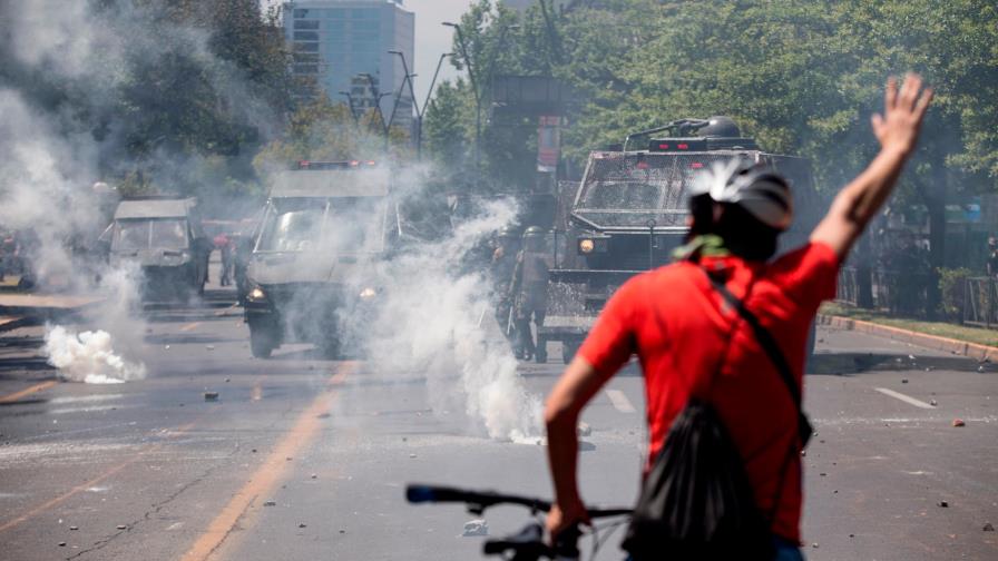Decretan el tercer toque de queda en la capital de Chile por los disturbios