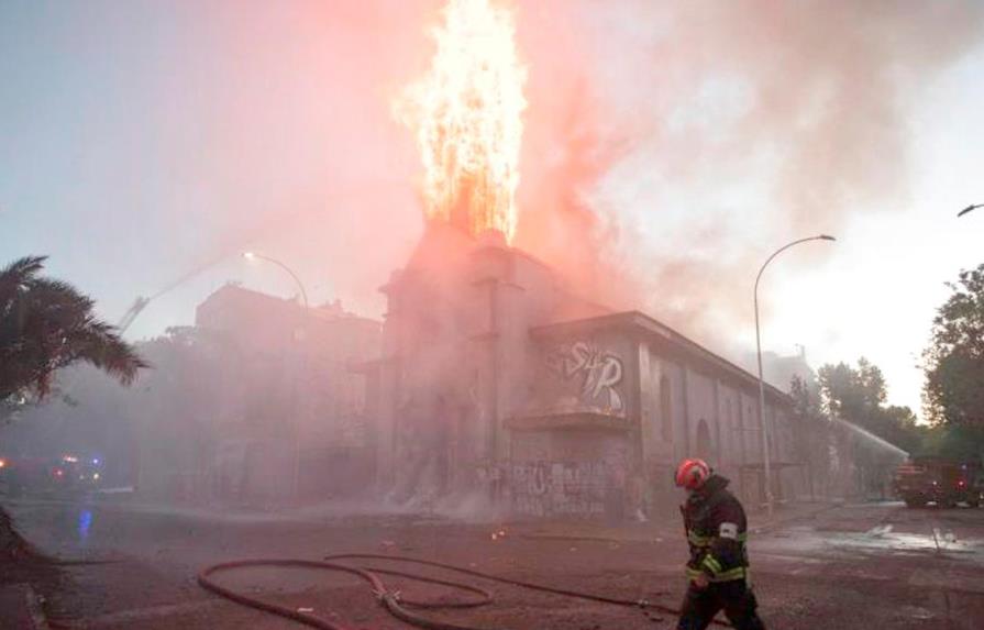 Dos iglesias quemadas y varios saqueos tras multitudinaria marcha en Chile