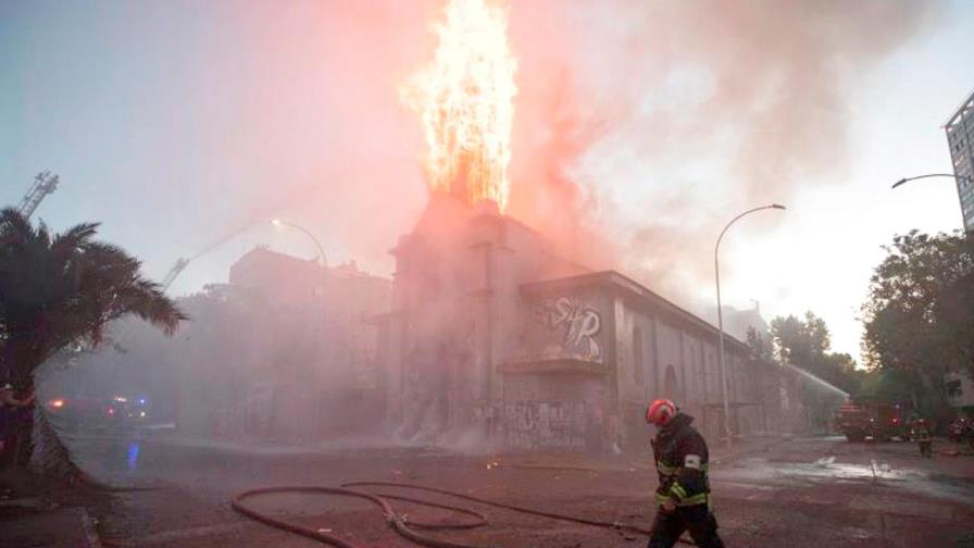 Dos iglesias quemadas y varios saqueos tras multitudinaria marcha en Chile