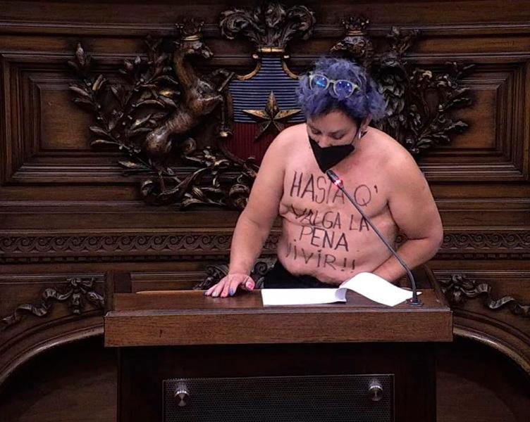 Constituyente chilena se desnuda para reivindicar el cáncer de mama