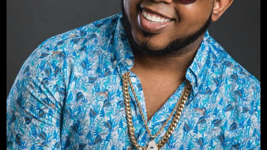 Chimbala muestra su lado solidario; reparte alimentos en su barrio Chimbala muestra su lado solidario; reparte alimentos en su barrio