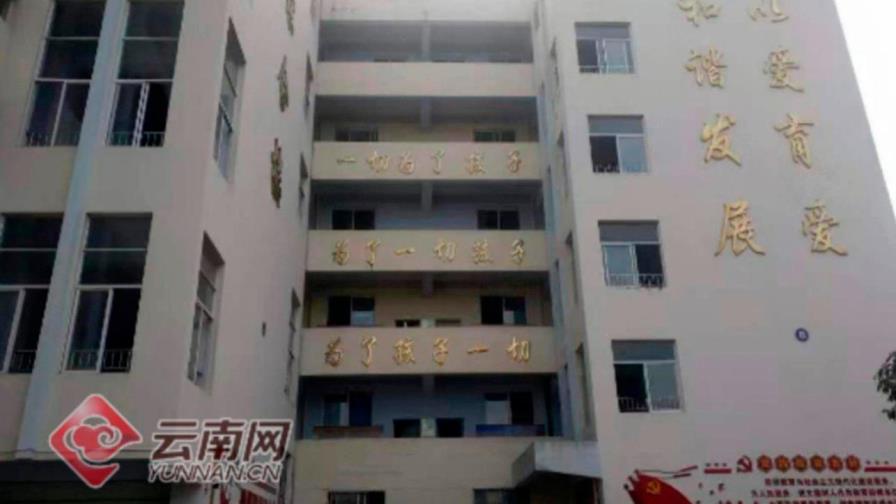 Hombre escala una escuela y rocía sustancia corrosiva a 51 niños y tres maestros