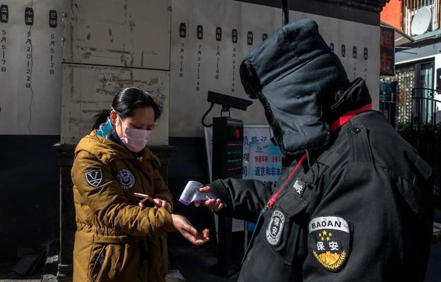 China eleva a 2,442 los muertos y a 76,936 los infectados por el coronavirus