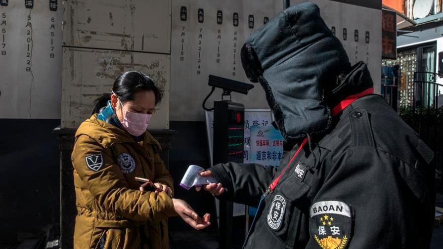 China eleva a 2,442 los muertos y a 76,936 los infectados por el coronavirus