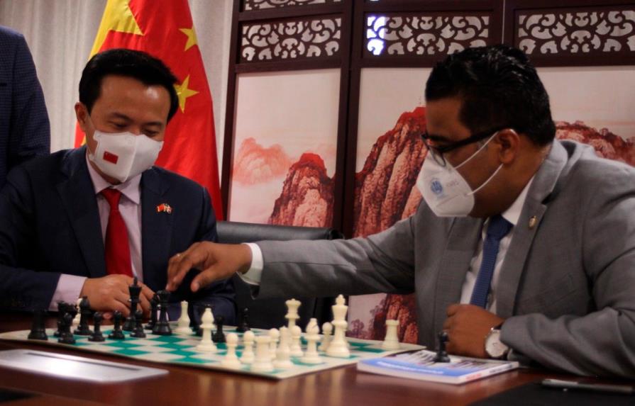 Embajada de China dona 20,000 dólares a San Cristóbal para promover juego de ajedrez