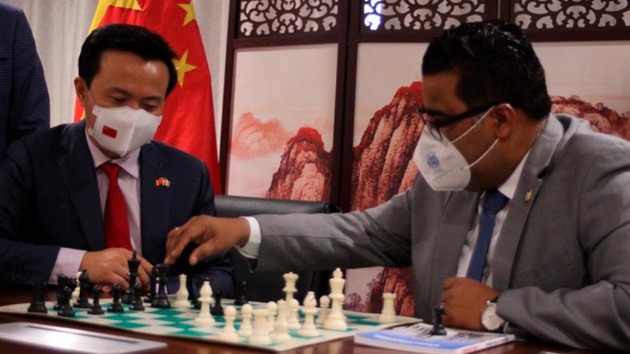 Embajada de China dona 20,000 dólares a San Cristóbal para promover juego de ajedrez