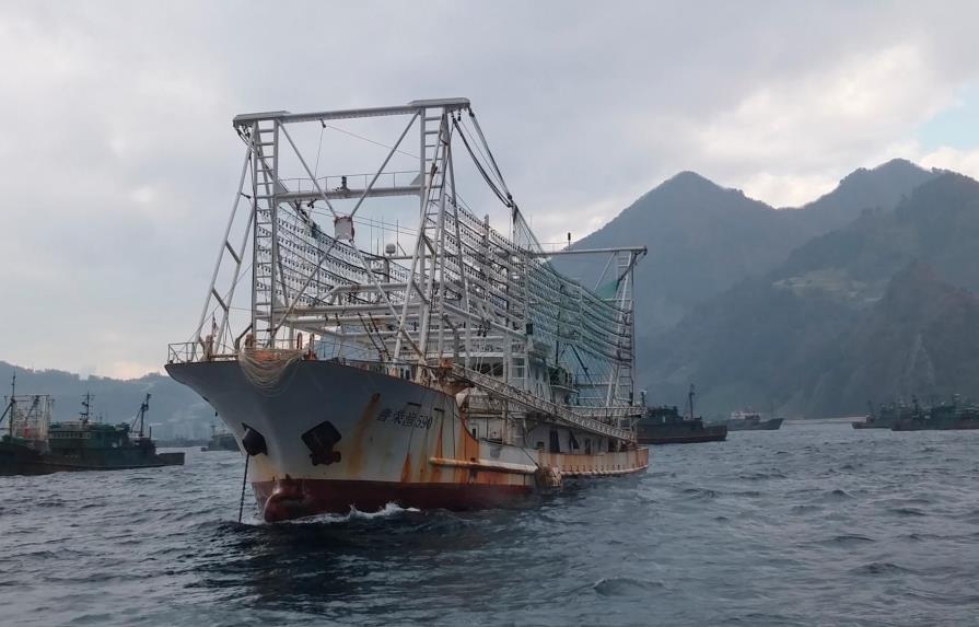 ?El misterio de los “botes fantasmas”: Cómo opera en Asia la mayor flota de pesca ilegal del mundo