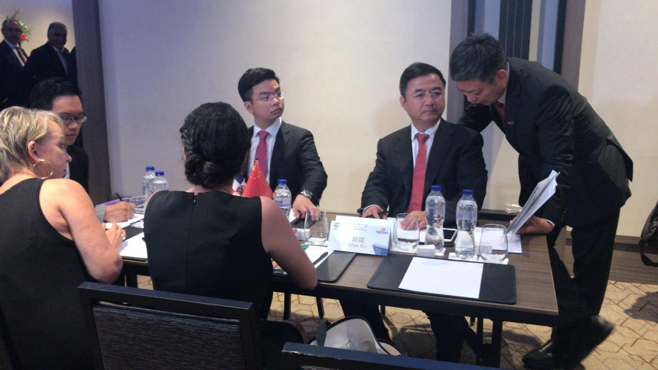 Mesa de reunión entre chinos y dominicanos . 