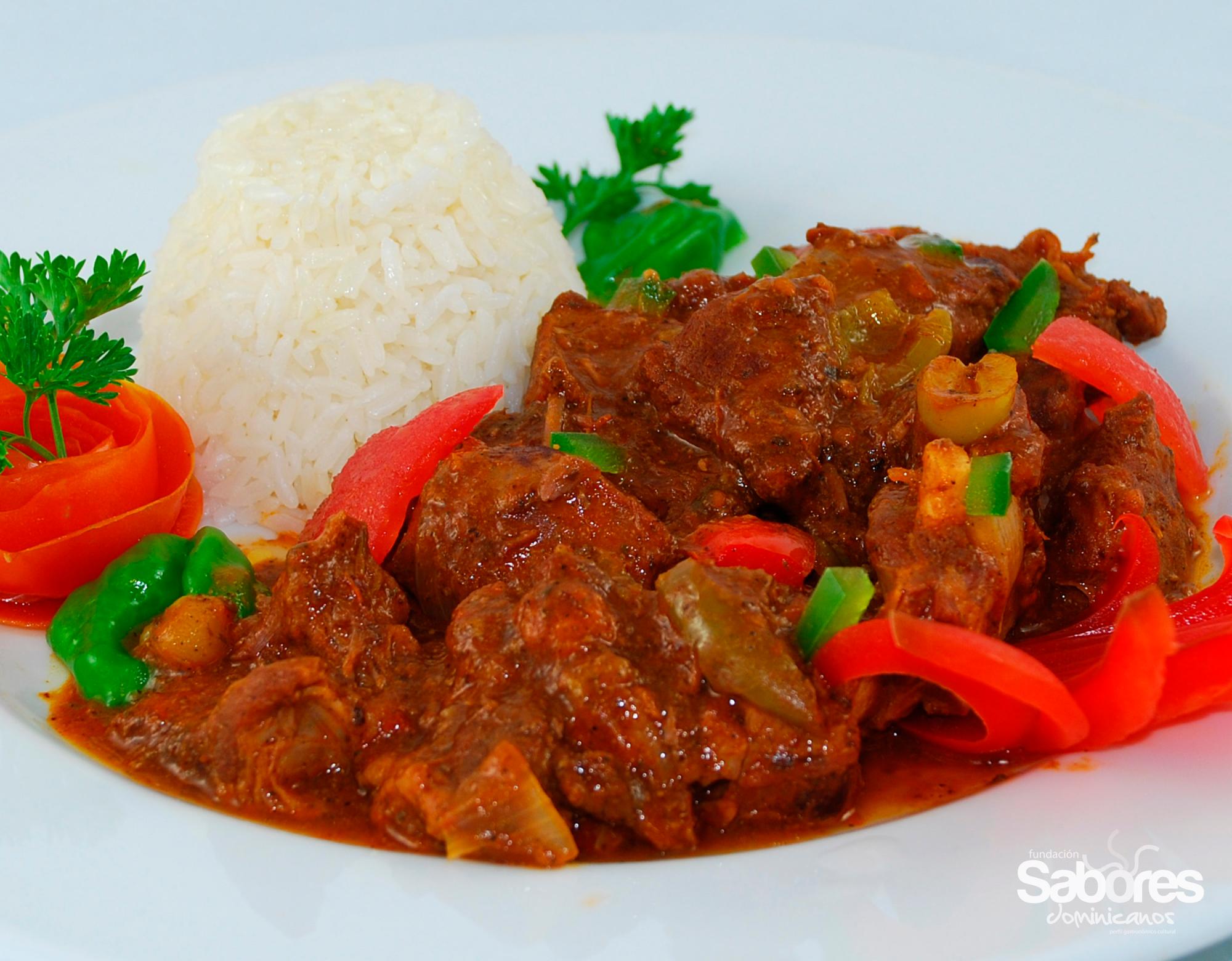 El famoso chivo guisado con arroz blanco, un plato imperdible.