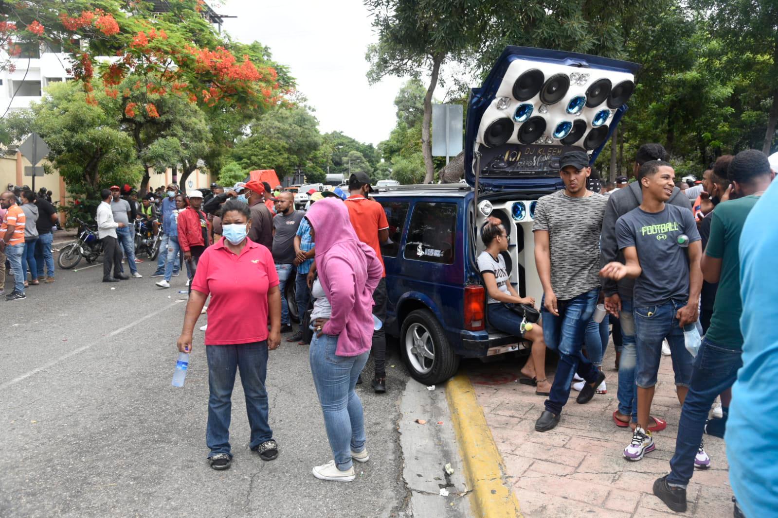 Dirigentes choferiles en la avenida Delgado. 