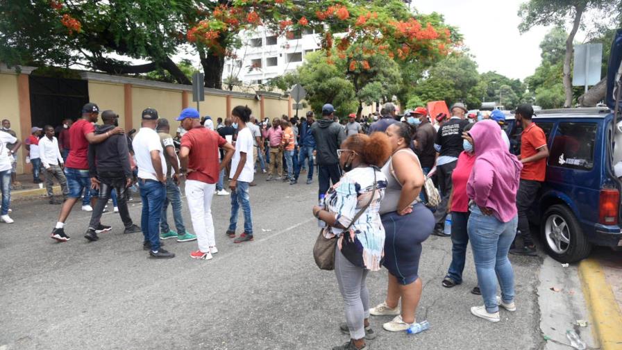 Choferes vuelven al Palacio Nacional a reclamar pago de deuda por RD$152 millones 