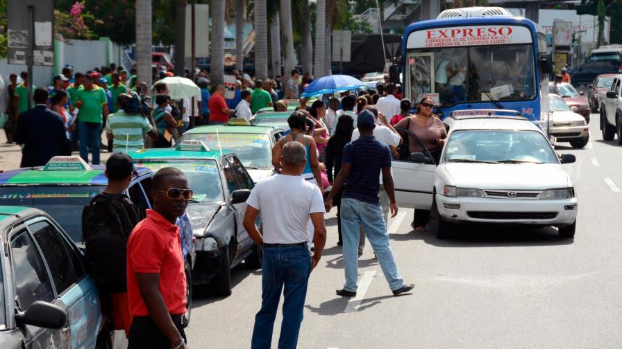 El costo del transporte en rojo, en la economía de los magros salarios