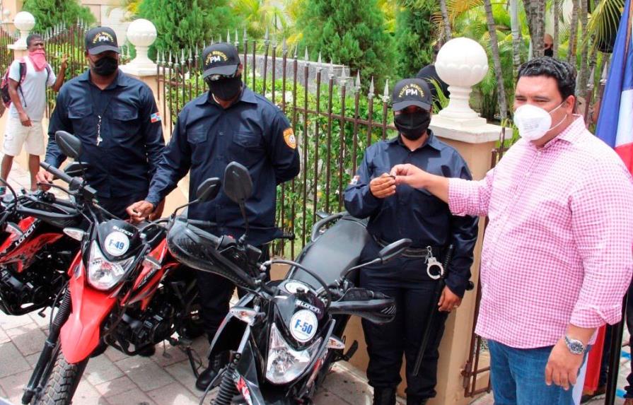 Alcalde de Higüey entrega motocicletas y uniformes a policía municipal