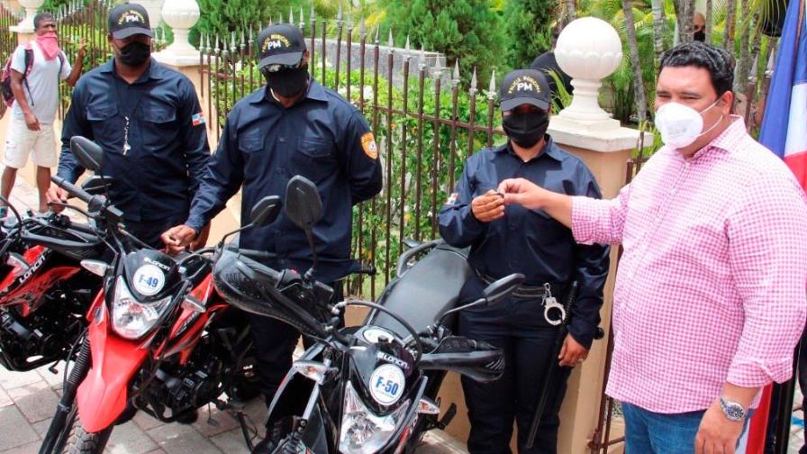 Alcalde de Higüey entrega motocicletas y uniformes a policía municipal