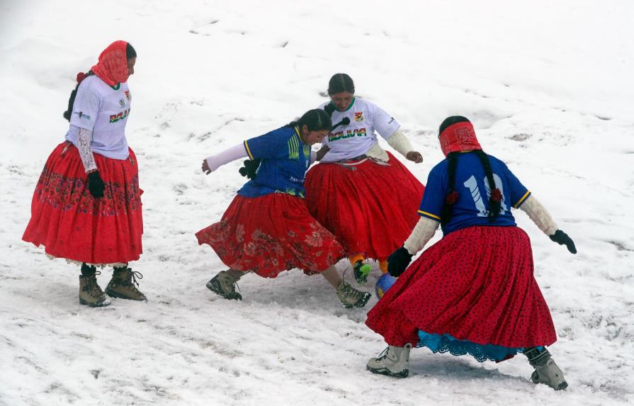 Las cholitas escaladoras bolivianas juegan fútbol a 5,000 metros de altitud