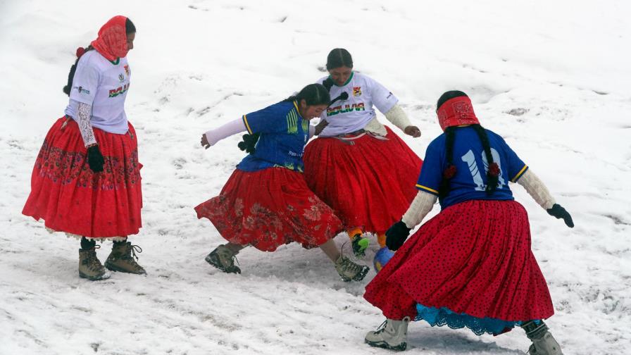 Las cholitas escaladoras bolivianas juegan fútbol a 5,000 metros de altitud