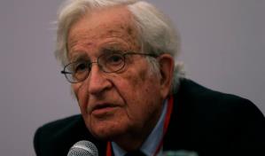 La esposa de Noam Chomsky desmiente rumores sobre su fallecimiento