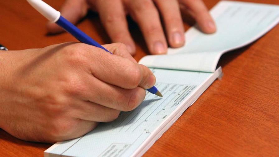 Arrestan hombre acusado de comprar vehículos con cheques sin fondos  