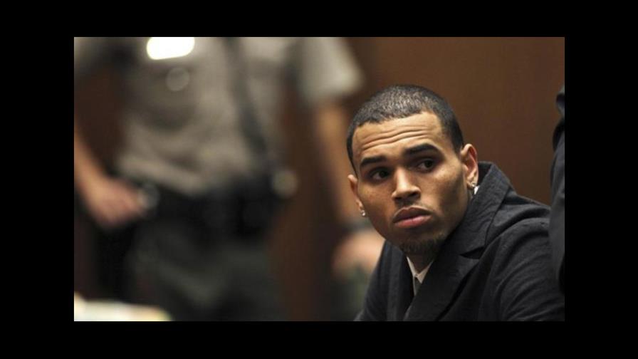 El rapero Chris Brown, acusado de violación en París, queda en libertad
