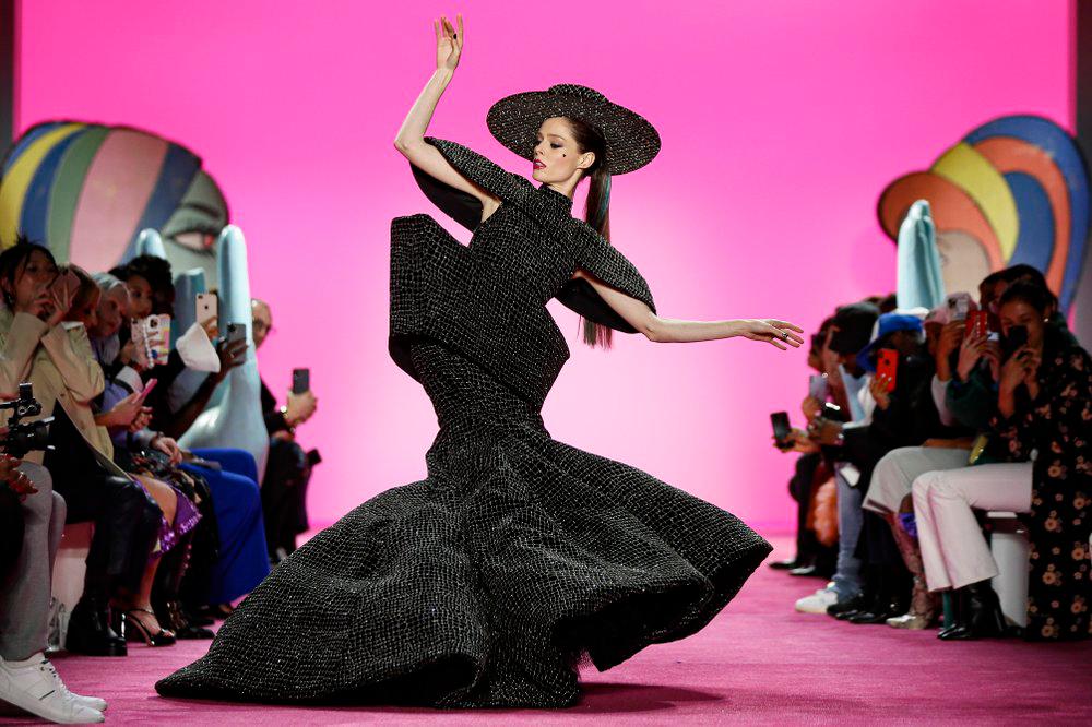 La modelo Coco Rocha cierra la colección Christian Siriano durante la Semana de la Moda, jueves 6 de febrero de 2020, en Nueva York.
