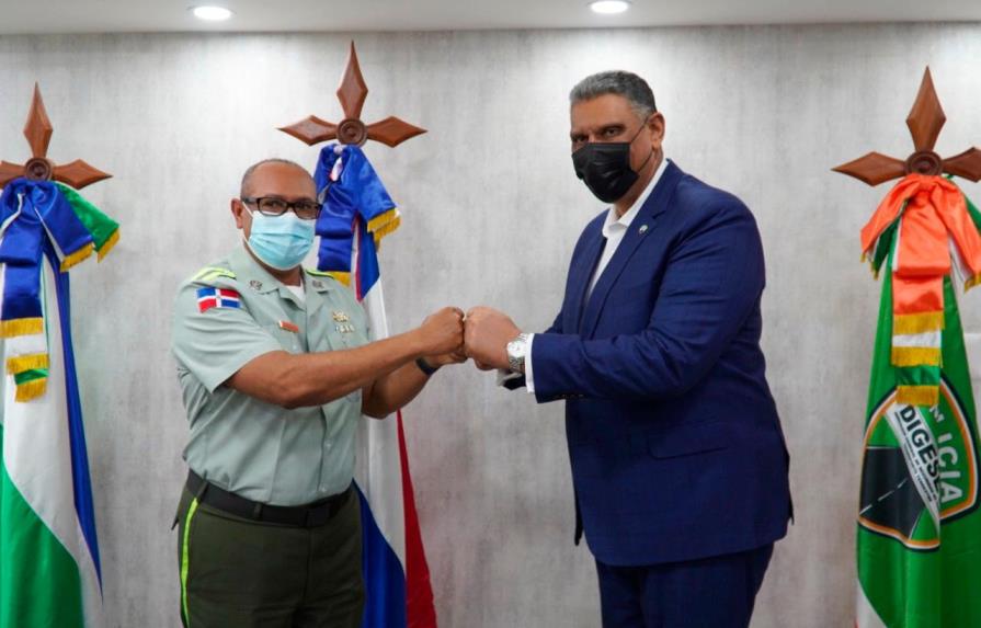 Ministro felicita al general Ramón Antonio Guzmán Peralta por su labor en la Digesett 