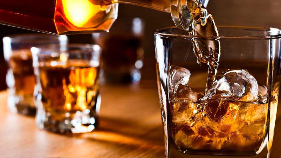 ?Tomar alcohol no reduce el riesgo de coronavirus